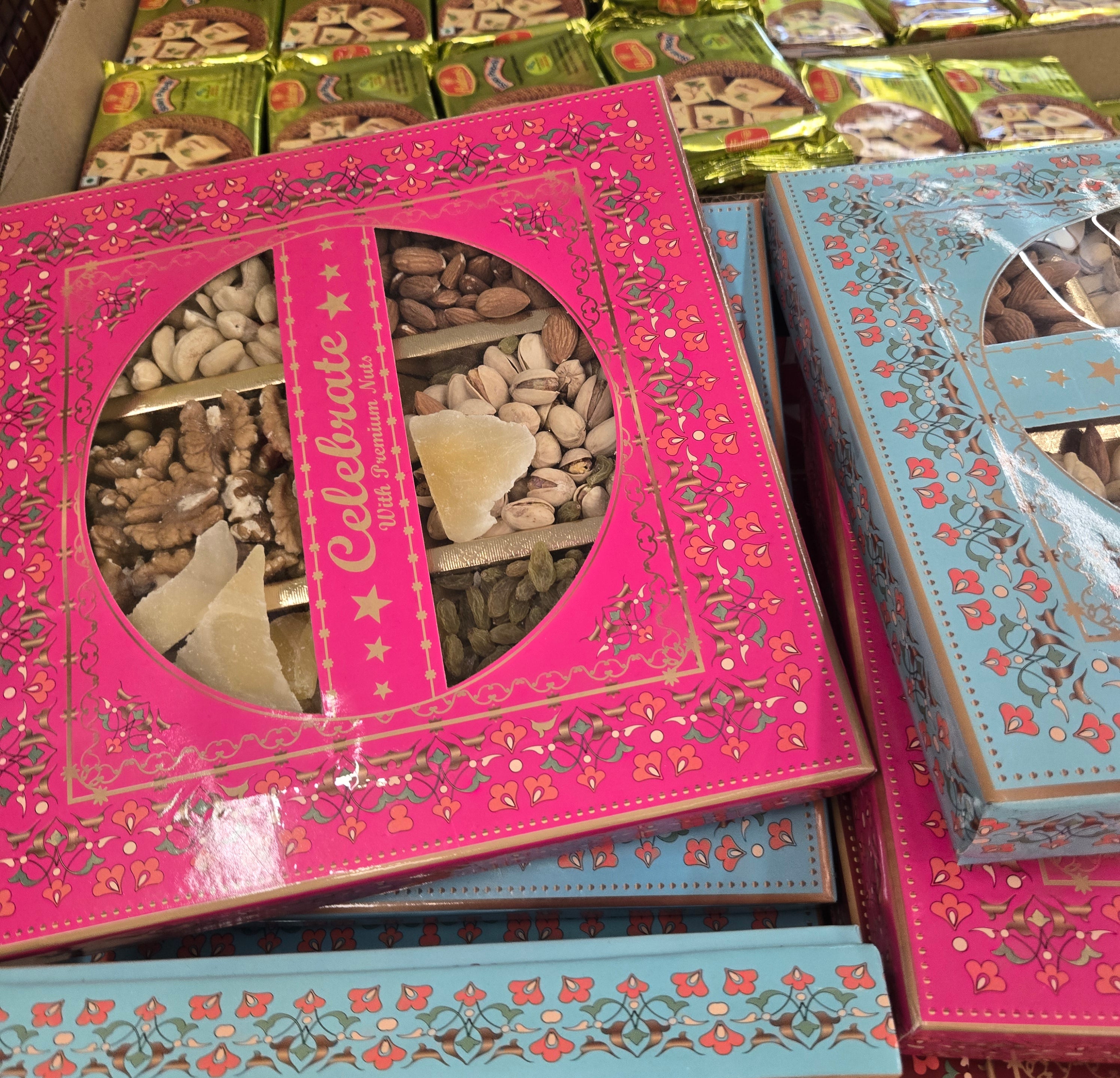 Gift tray 6 different nuts 1 kg